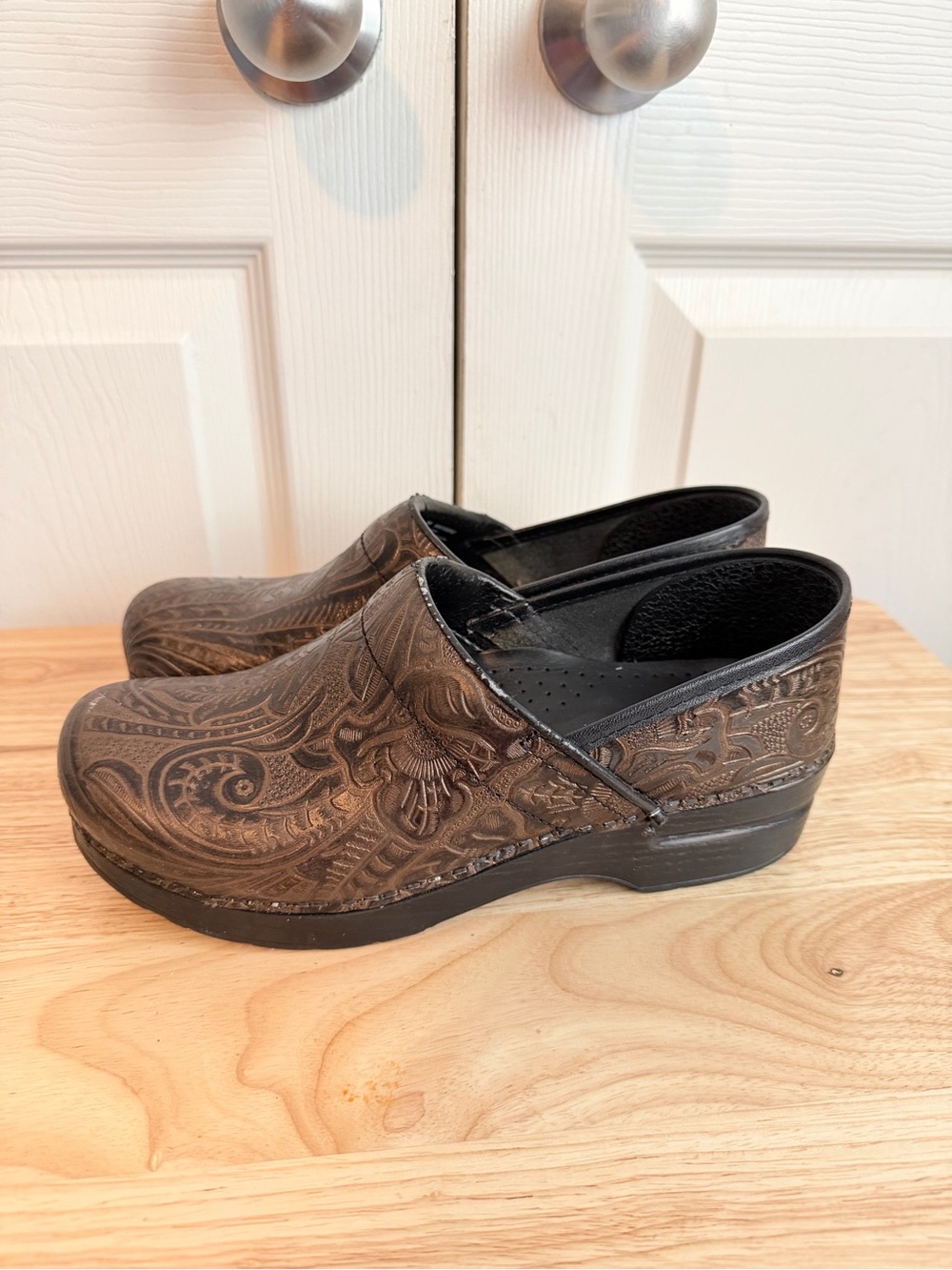 Dansko Professional Tooled Brown Leather Clogs 906-530202 Womens 39